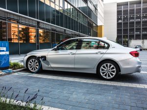 BMW 330e on charge
