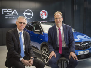 Carlos Tavares, Chairman of the Managing Board of Groupe PSA, and Opel CEO Michael Lohscheller with the Grandland X