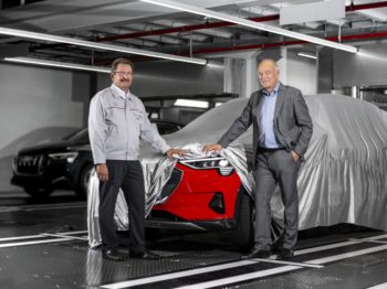 Peter Kössler, board member for production and logistics (right) with Patrick Danau, managing director of Audi Brussels.